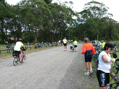 images/riders_at_lunch2.jpg